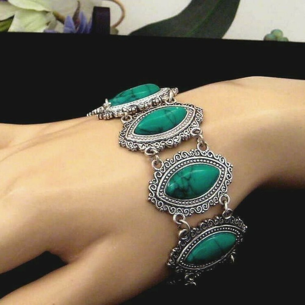 green Faux Turquoise Bracelet silvertone